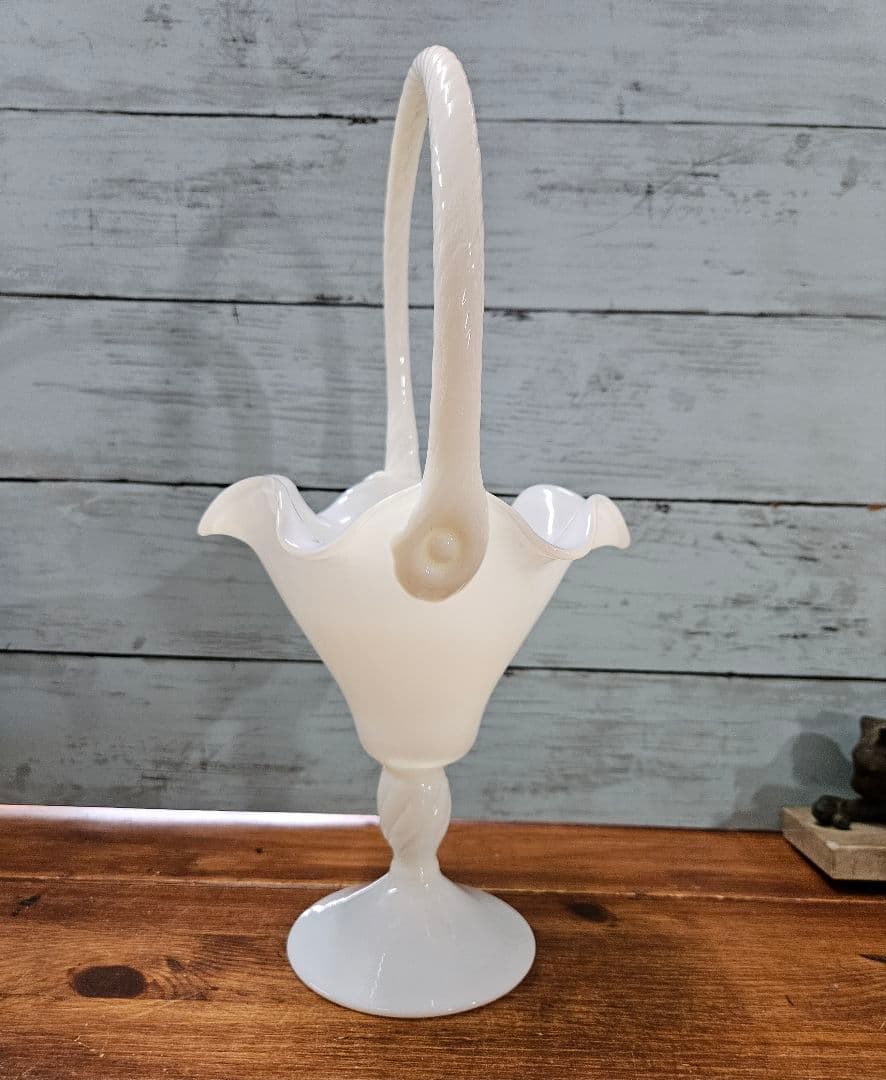 フランスアンティーク オパリンガラスの花瓶 フリル ツイストハンドル