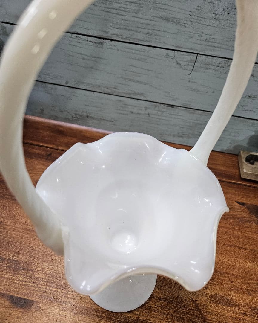 フランスアンティーク オパリンガラスの花瓶 フリル ツイストハンドル