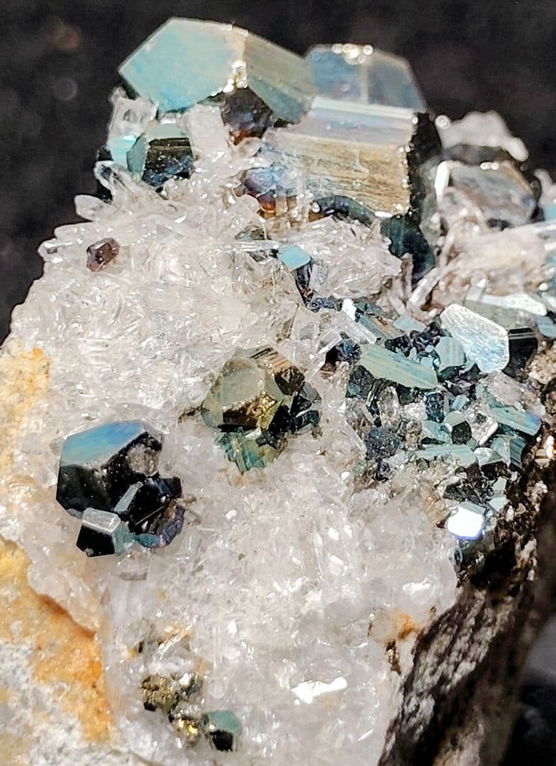 カラーパイライト 水晶クラスター 共生 ☆台座付☆ インドネシア