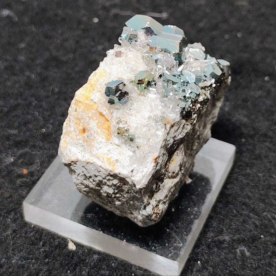 カラーパイライト 水晶クラスター 共生 ☆台座付☆ インドネシア