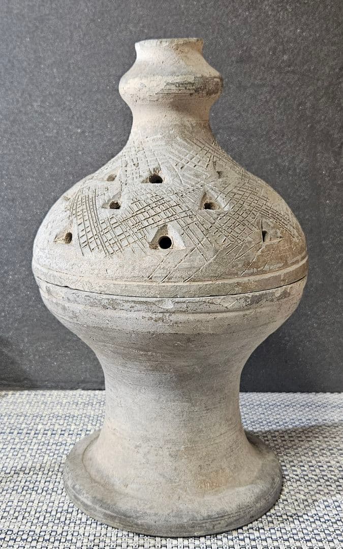 朝鮮半島古陶磁器 新羅土器 三角透かし造幾何学文様蓋付 香炉 祭器