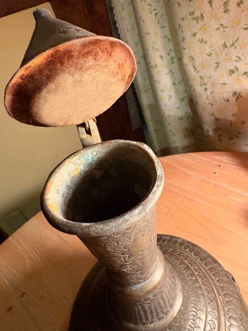 アンティーク 金属製 水差し、中近東？持ち手は、しっかりしています