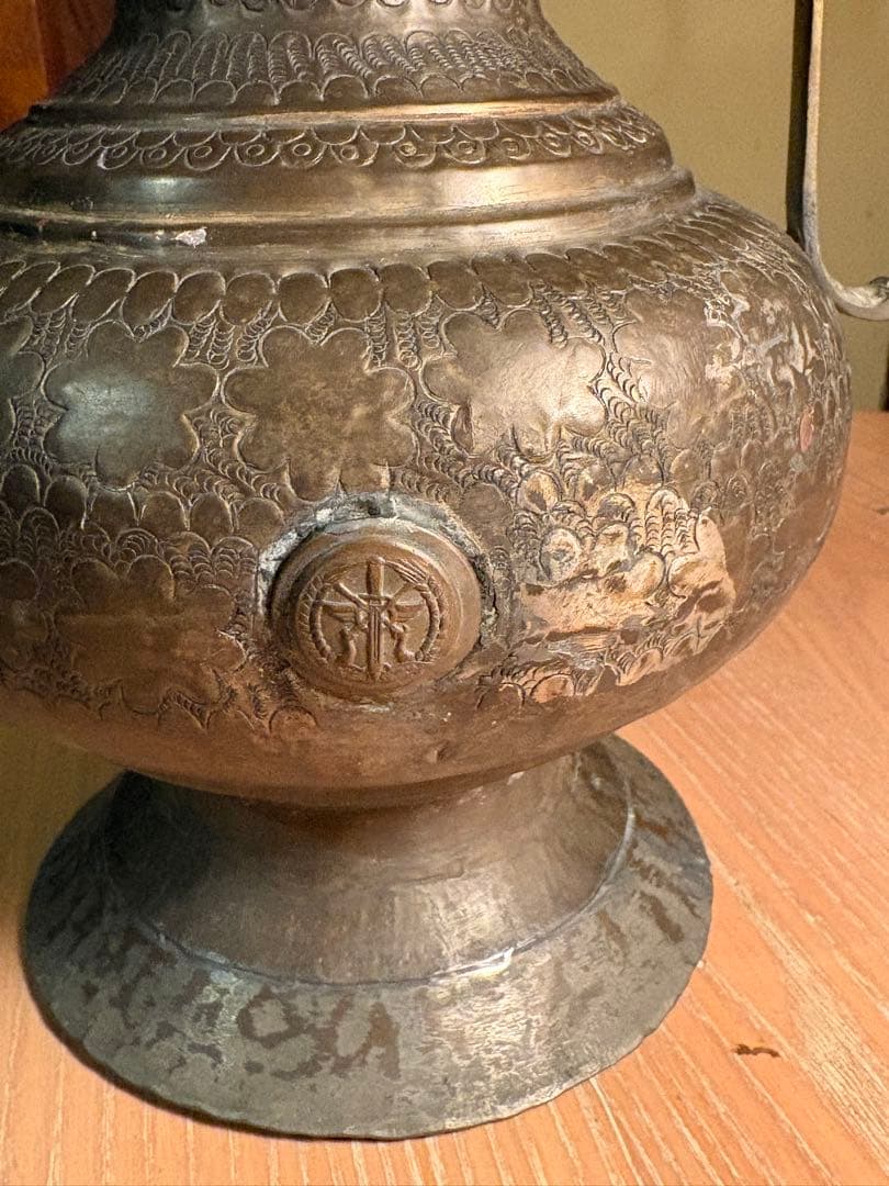 アンティーク 金属製 水差し、中近東？持ち手は、しっかりしています