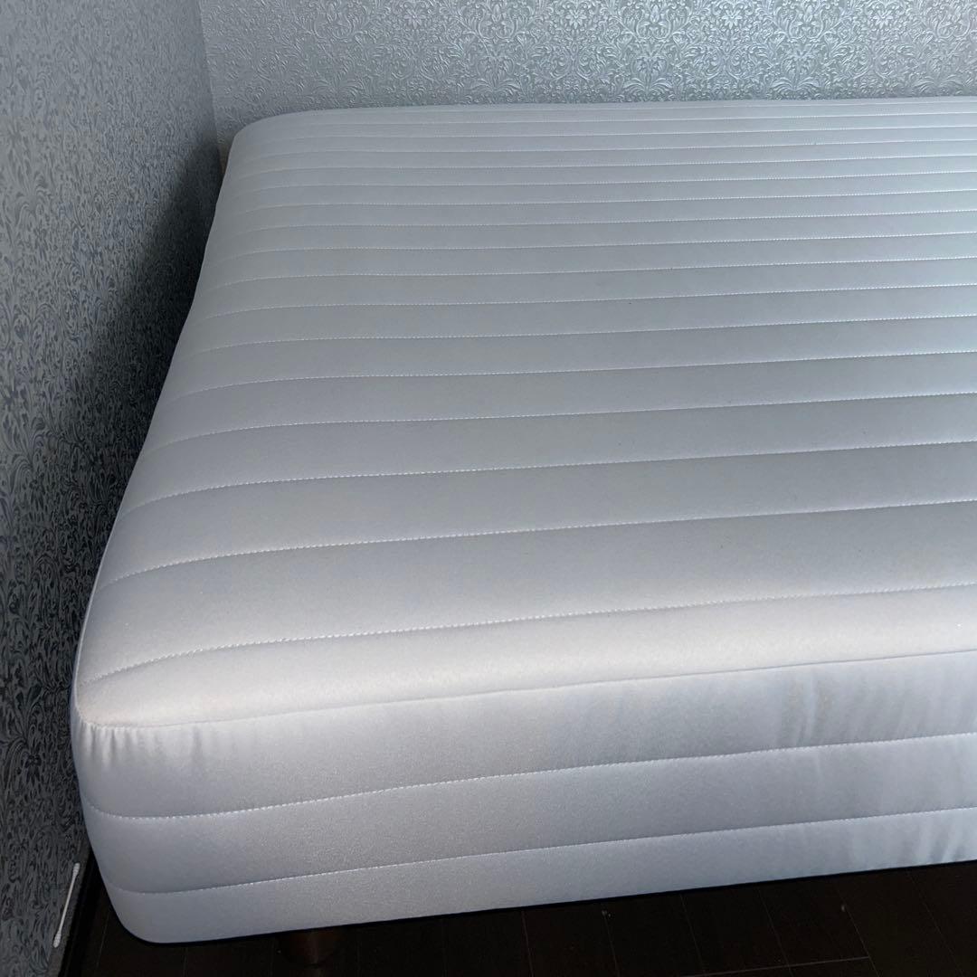 ホワイト ストライプデザイン 脚付きマットレス セミダブル