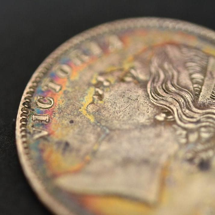 ヴィクトリア 1ルピー銀貨 1840年 世界に1点だけ！魅惑のレインボー