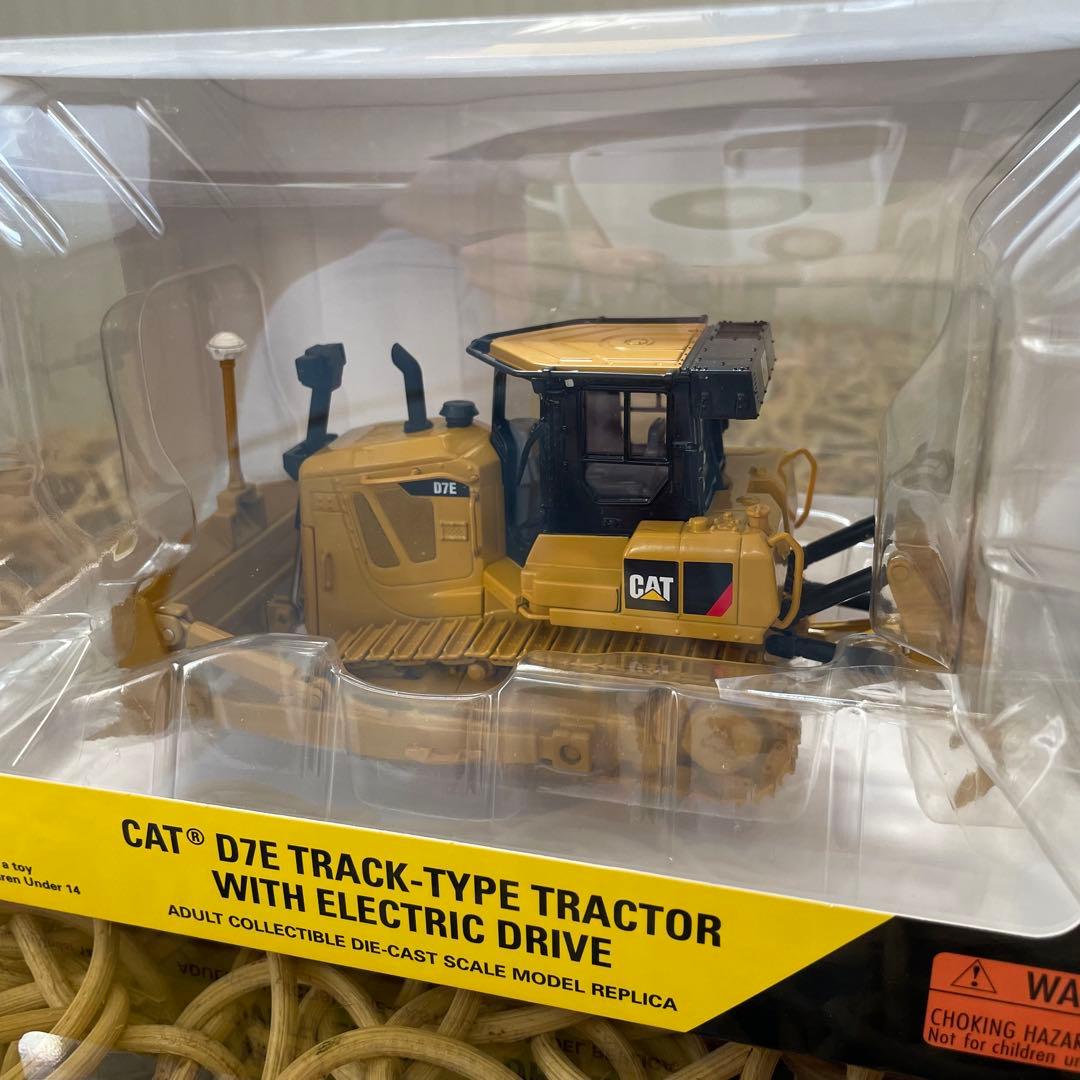 CAT D7E トラック型トラクター 1:50 スケール