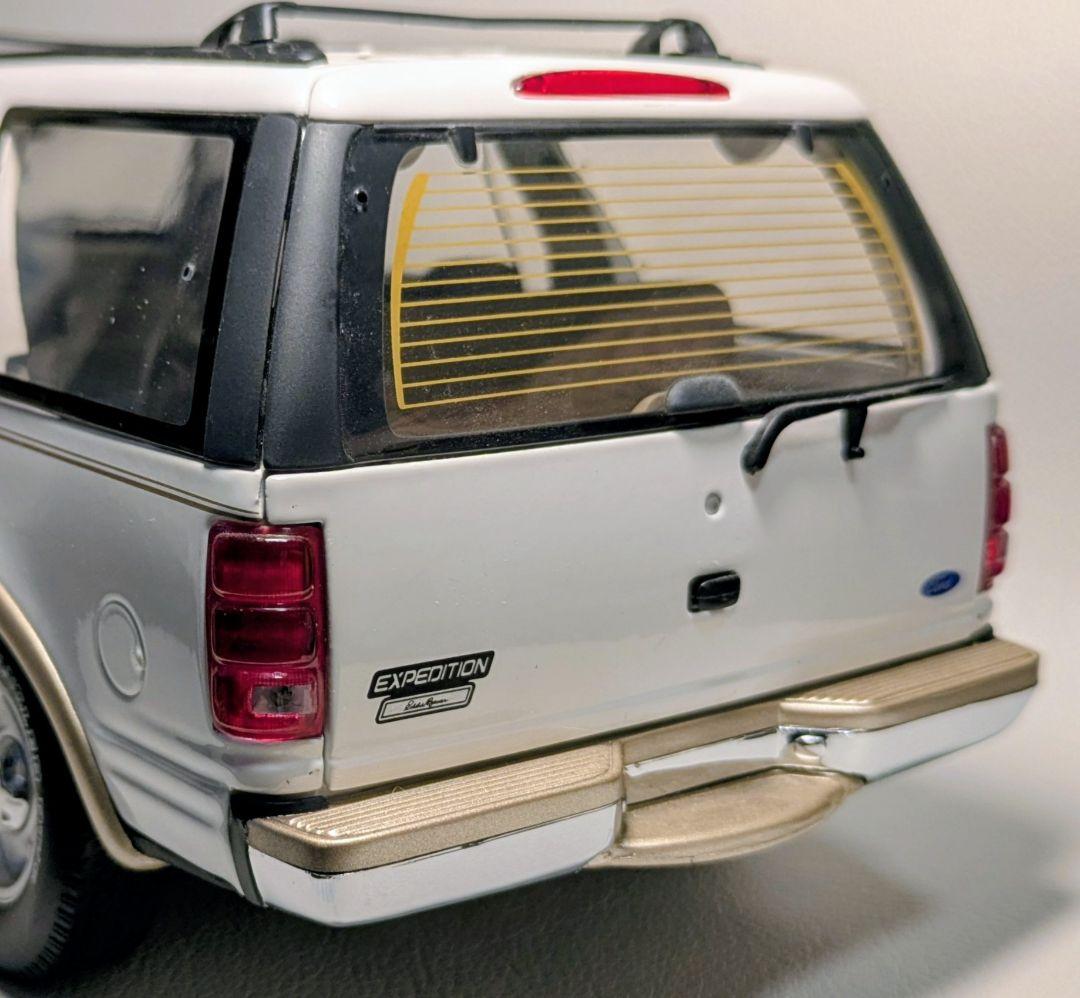 1/18 Ford エクスペディション（UTモデル製）