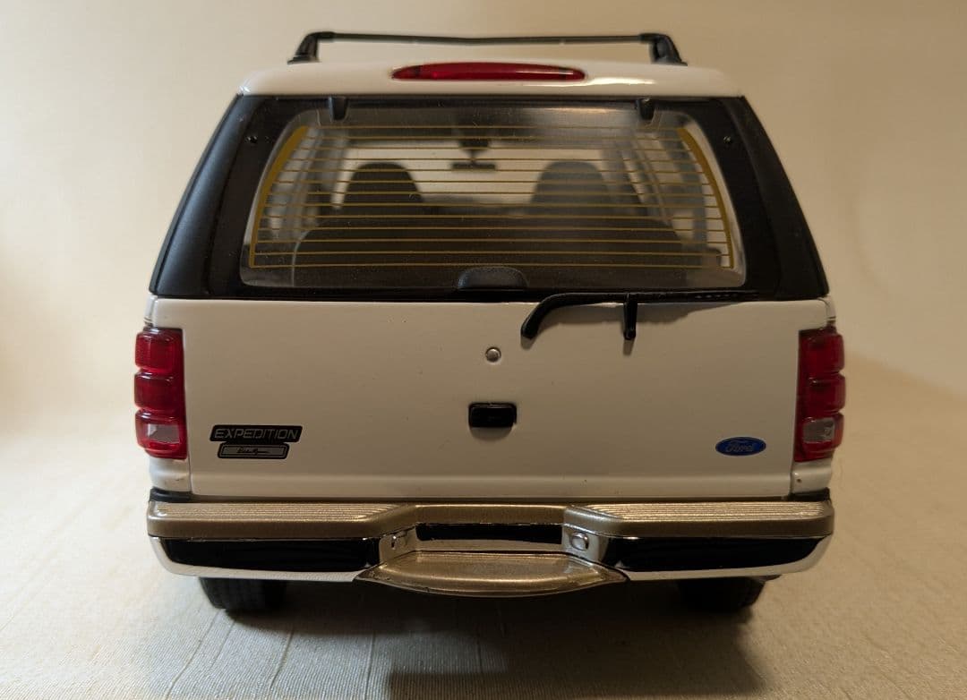 1/18 Ford エクスペディション（UTモデル製）