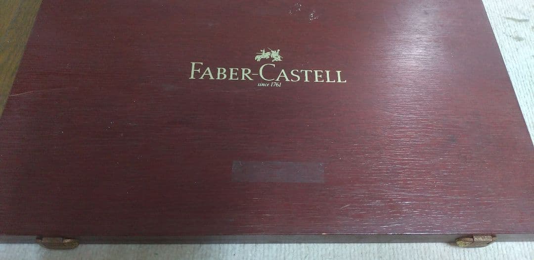 ポリクロモスのファーバーカステルの木箱入り油性色鉛筆99色。1本欠品