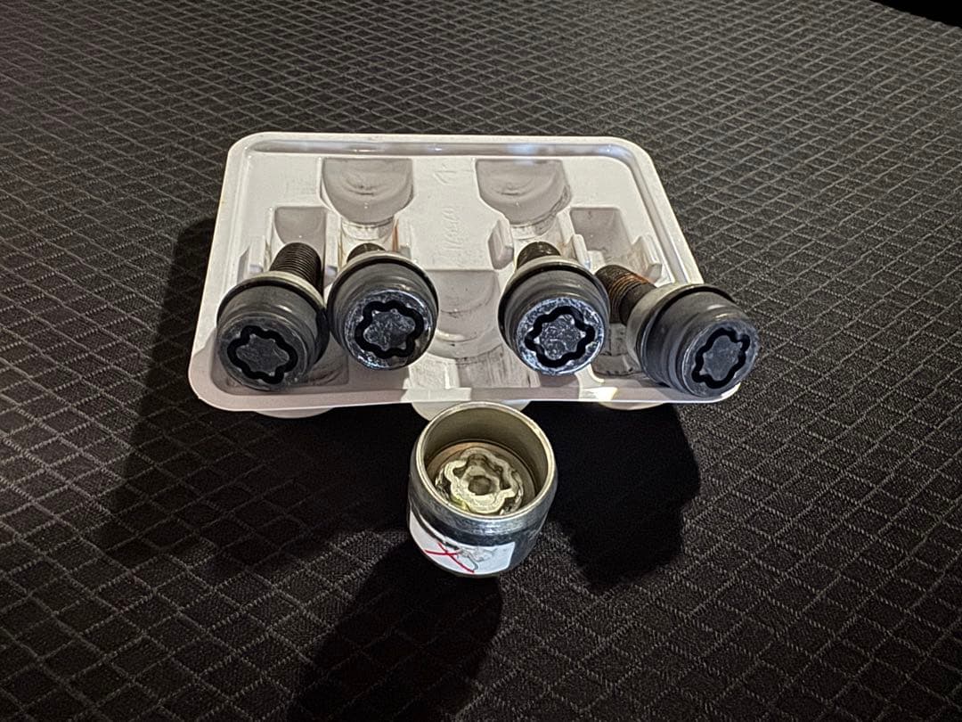 TOYOTA ホイールロックボルト 08456-00A40 クラウン用