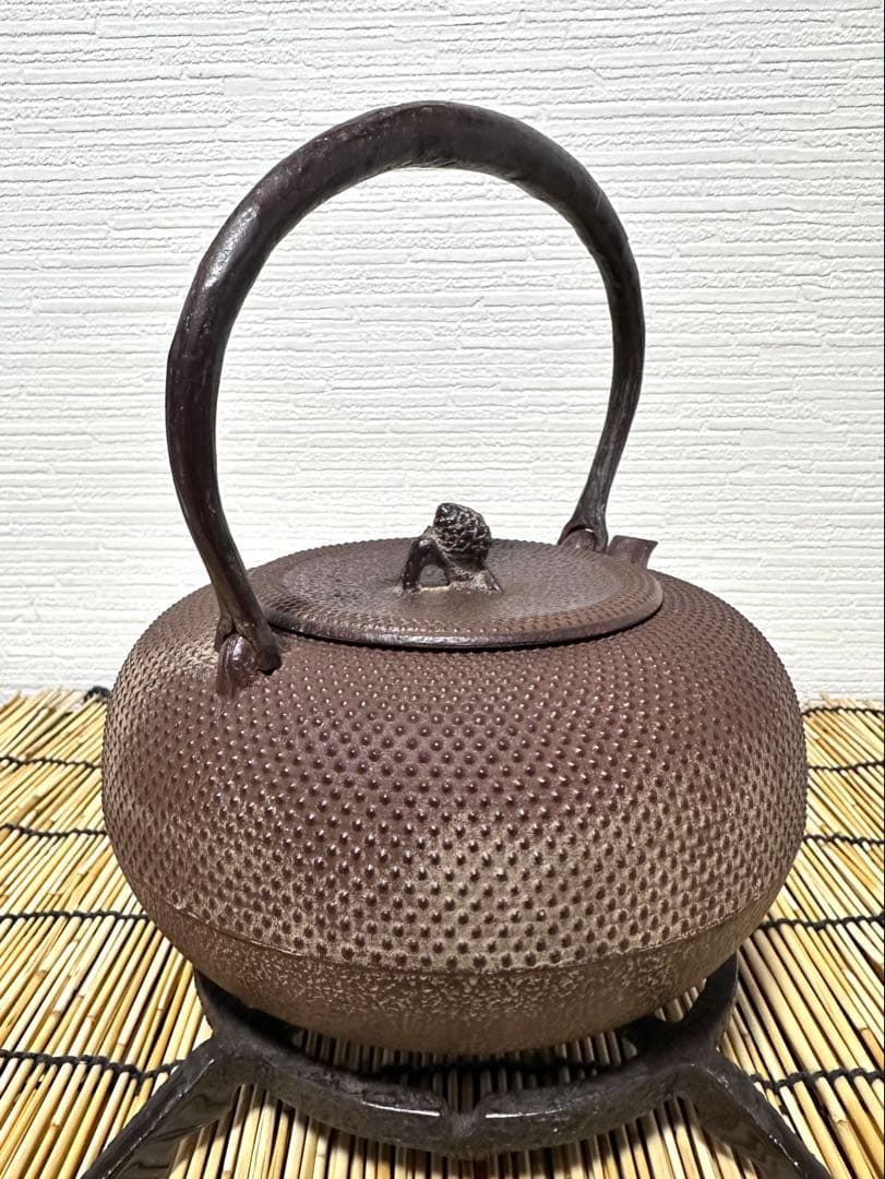 ＵＳＥＤ、良品　南部銘　南部釜師造１２型アラレ　鉄瓶　南部鉄瓶　南部鉄器　鉄瓶