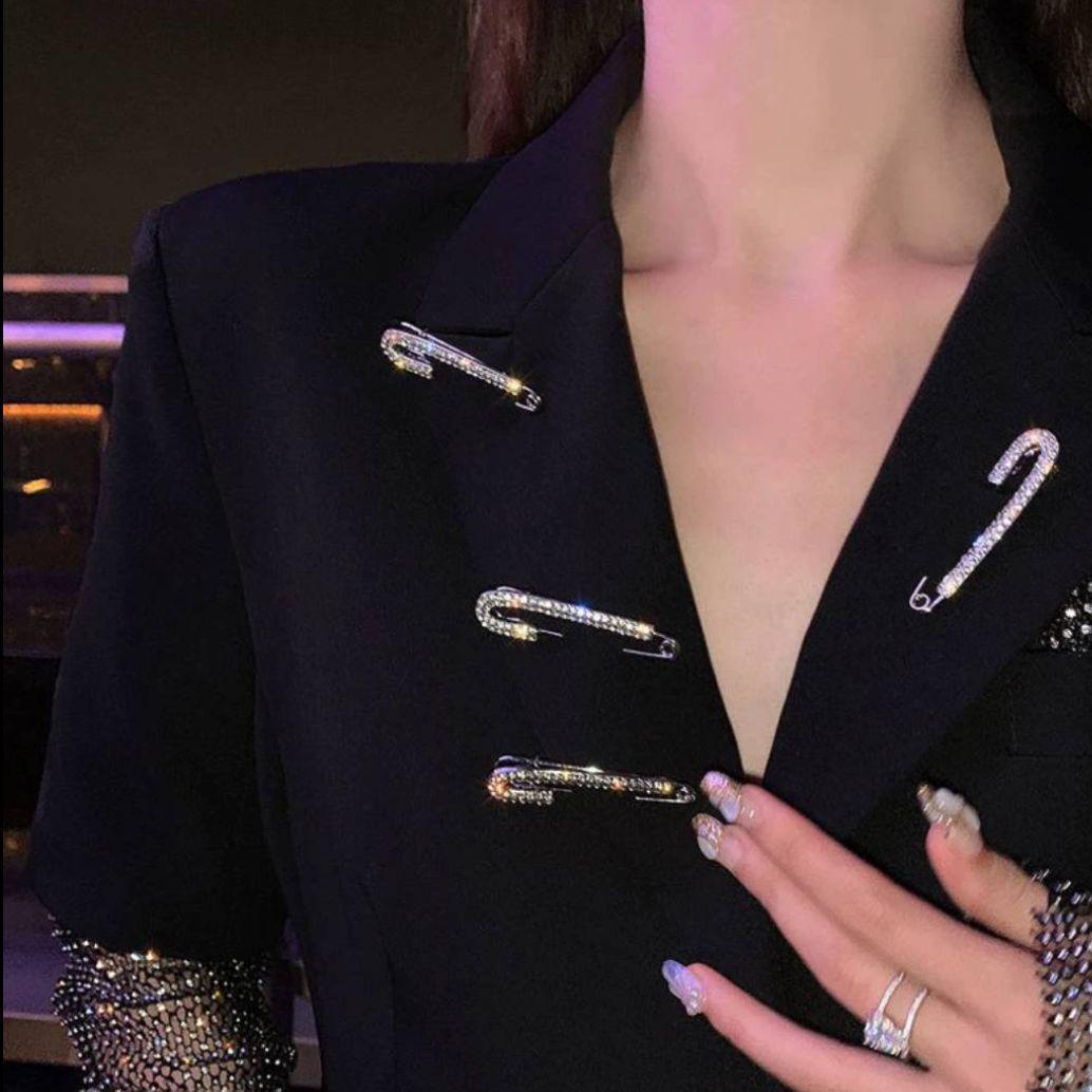 上品 ラインストーン ピンブローチ エレガント ワンポイント 安全ピン