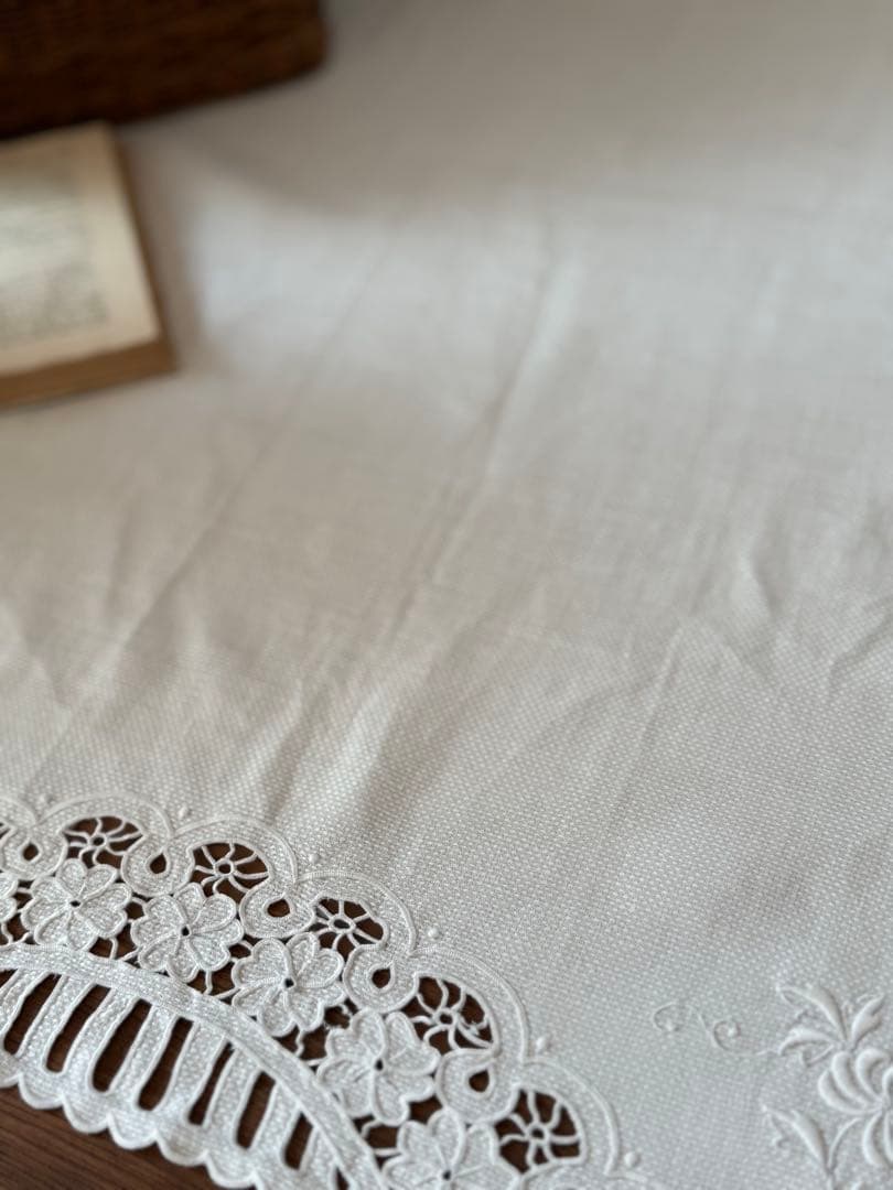 フランスアンティークஐ⋆*ホワイト花柄刺繍の素敵なクロス - メルカリ