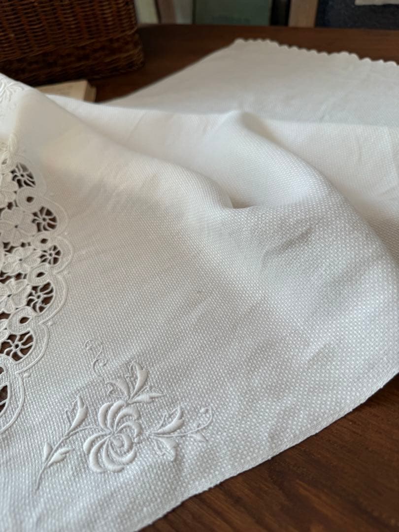 フランスアンティークஐ⋆*ホワイト花柄刺繍の素敵なクロス - メルカリ