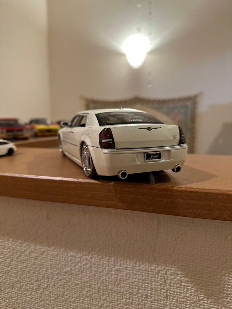 1/24 ホワイトのクライスラー 300C DUB CITY