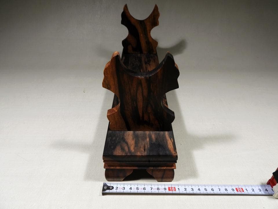 ○貴重 黒柿 無垢材造り 象牙 飾り台 刀立て 節約 刀掛け 短刀や脇指に