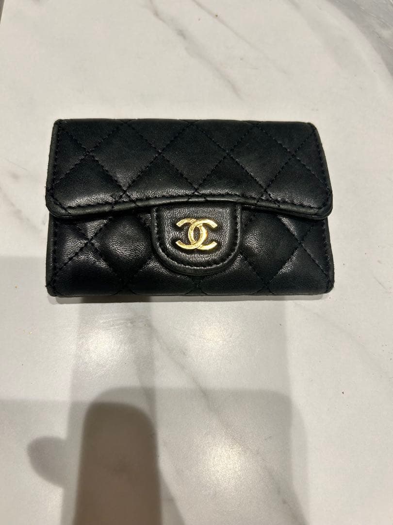 CHANEL 二つ折り財布 黒 レザー【中古】
