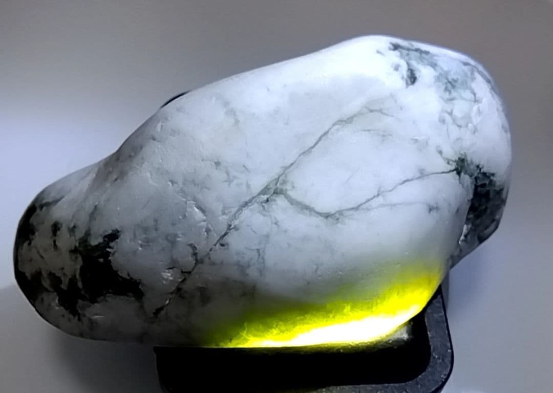 翡翠原石糸魚川転石硬玉【姫川・川ズレ磨き石132g】 ☆翡翠原石☆糸魚川