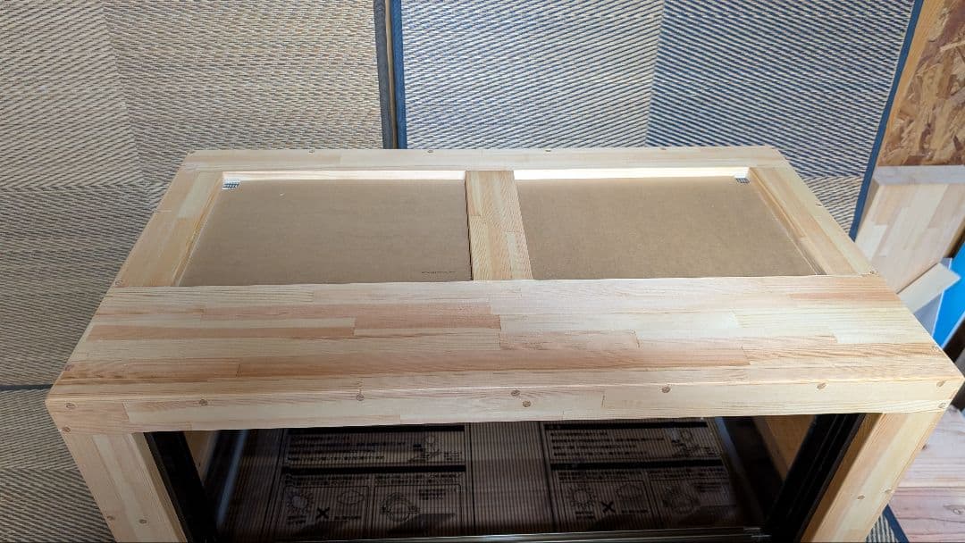 アルミサッシ仕様。赤松集成材18ミリ900×500×500蜜蝋オイル仕上げ