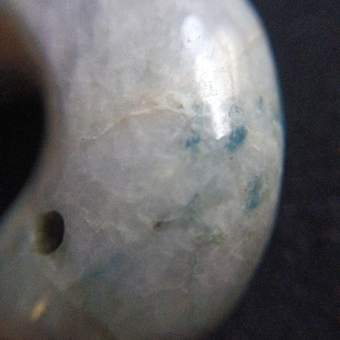 天然石 勾玉 淡い緑色と白色の混合 約18g ひすい龍頭勾玉形手彫り明るい