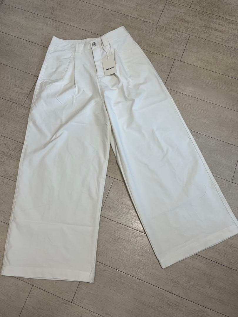 FASHIRU ホワイト ワイドチノスラックス新品未使用　タグ付　サイズＭ
