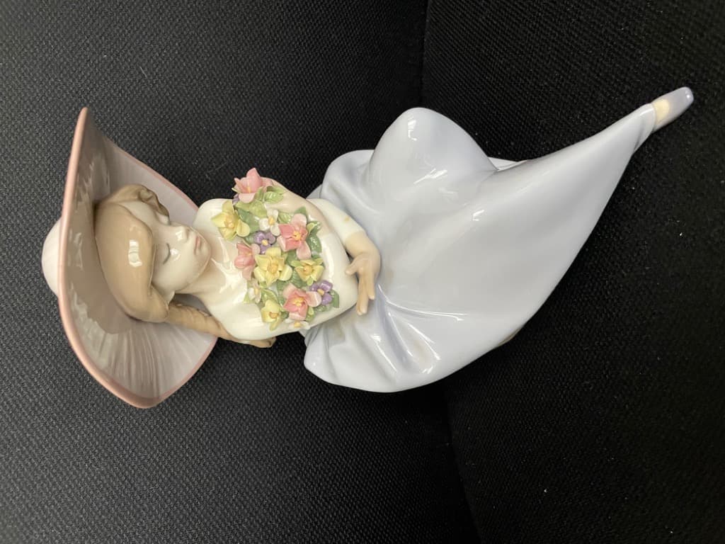 Lladro 花籠を持つ少女/花の香りにつつまれて