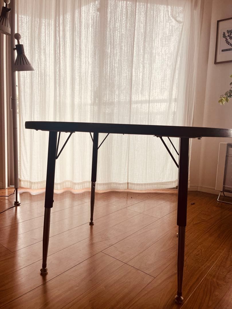 アメリカVIRCO(ヴァルコ)社のラウンドテーブル　ARTEK リノリウム　丸