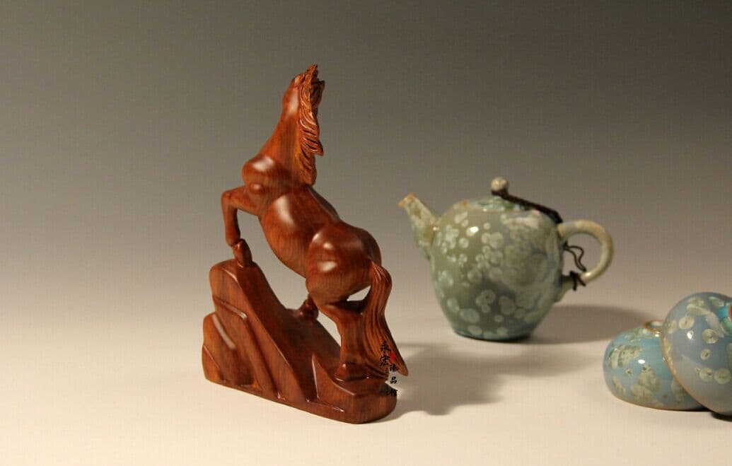 黄色の花梨.馬の手が届くと思います。マホガニーの置物ができ