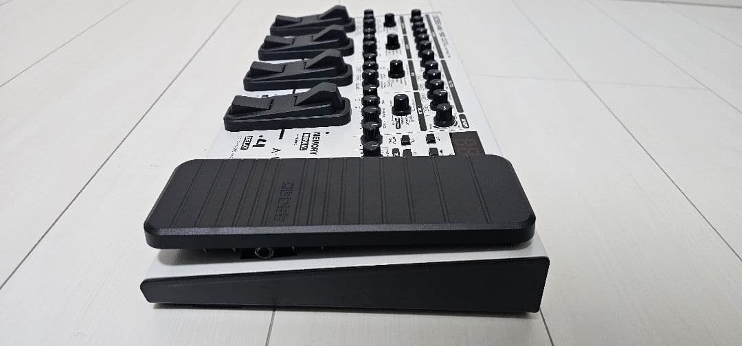 値下げしました　ほぼ未使用品BOSS ME-90 限定色ホワイトマルチエフェクタ
