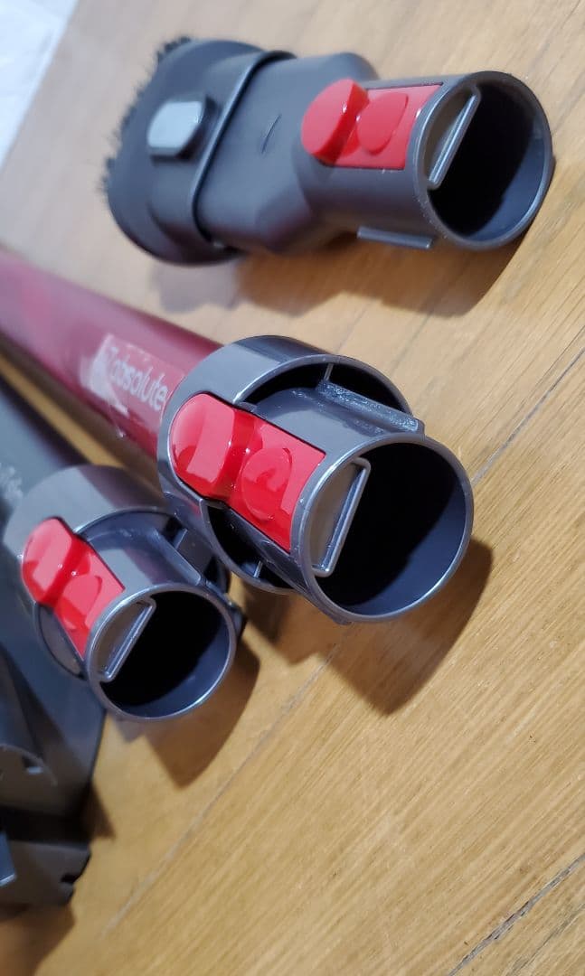 ダイソン SV11 掃除機本体・レッドパイプ含2本・ノズル付、壁掛け 掃除