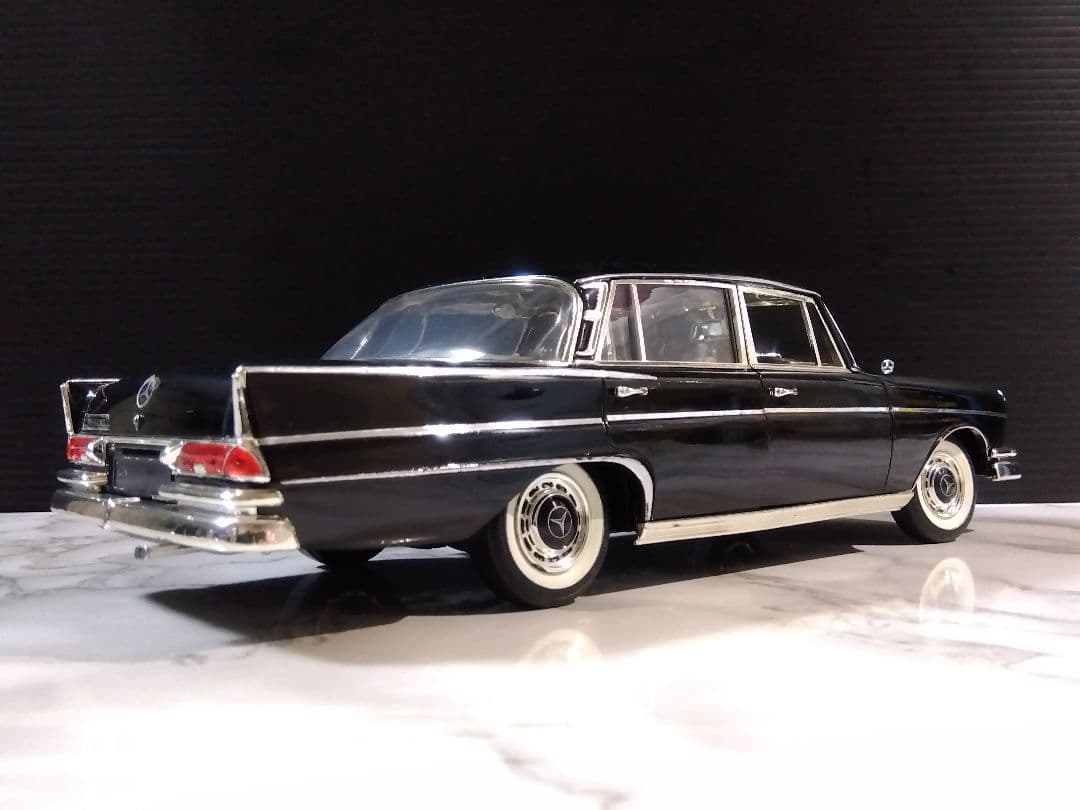 メルセデス・ベンツ 300 SE( ハネベン) 1/18 ブラック