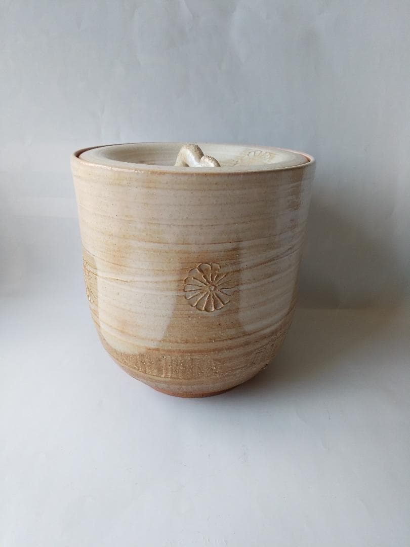 陶光 作 白掛釉花文水指  茶道具 茶器 水指 逸品 美品 です。