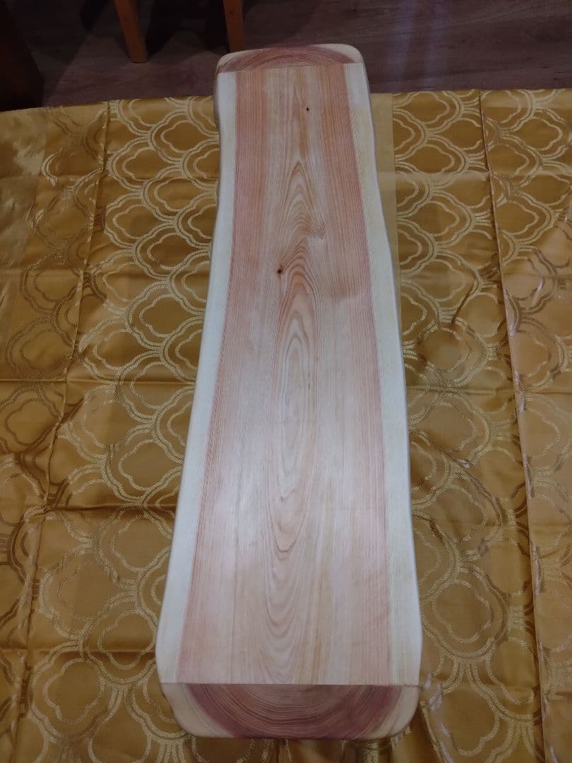 檜のベンチ（70）樹齢約70年、檜の原木の模様、年輪が綺麗