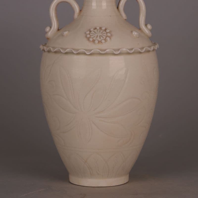 宋定窯刻花卉鼓釘両耳瓶 景徳鎮 陶磁器 装飾品