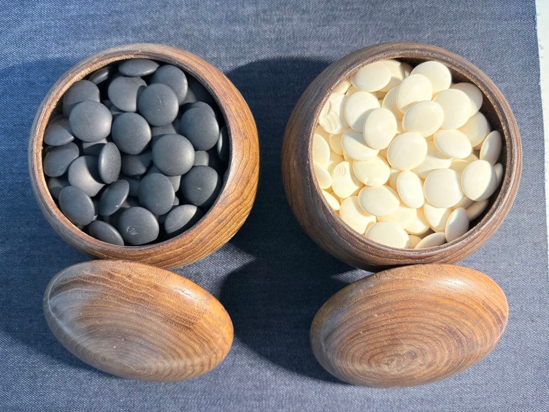 高級 蛤碁石 那智黒石 32号(厚さ9mm) 白177個 黒174個 木製碁笥