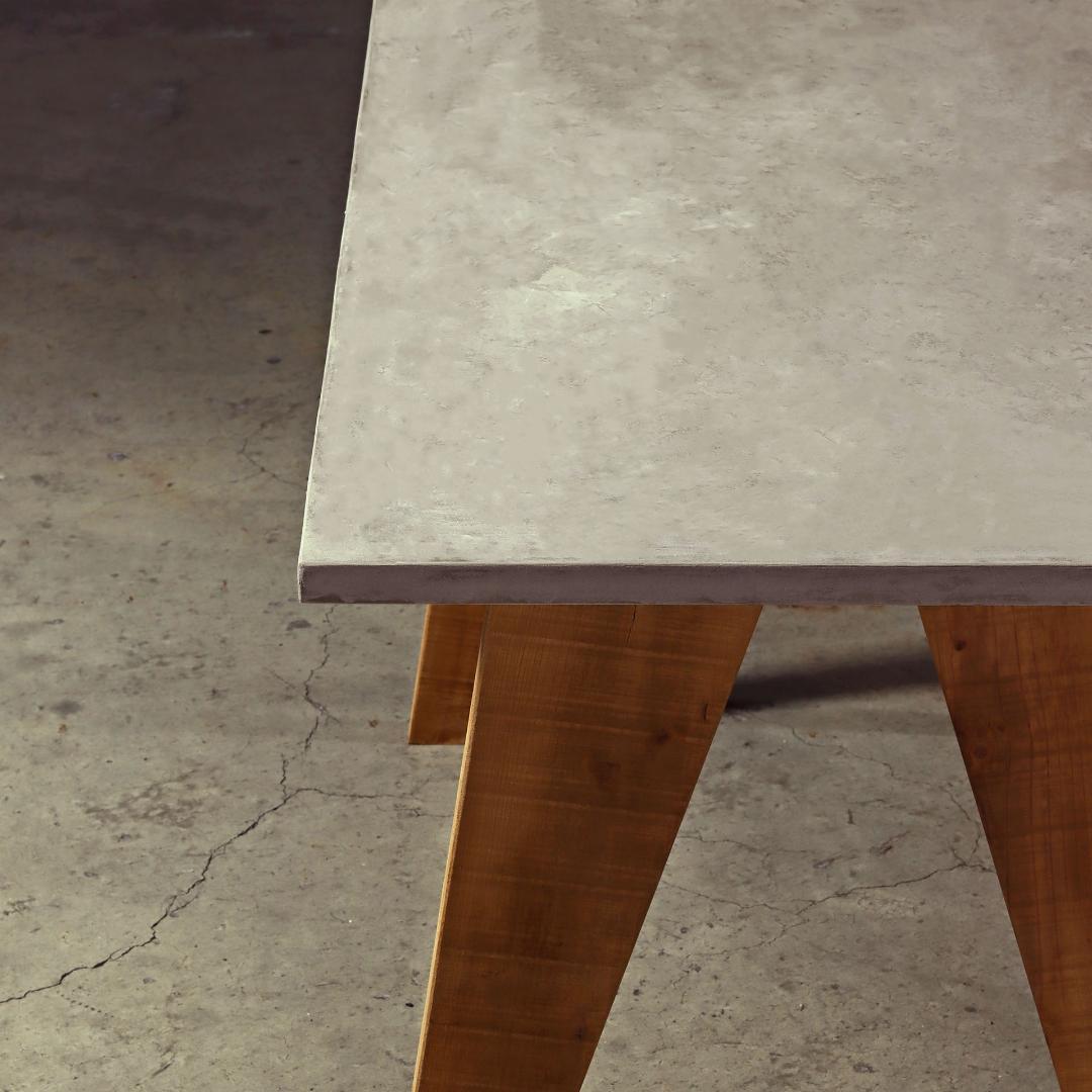 デスク｜ライトグレー｜パソコンデスク｜薄塗りモルタル｜三角脚｜ダイニングテーブル