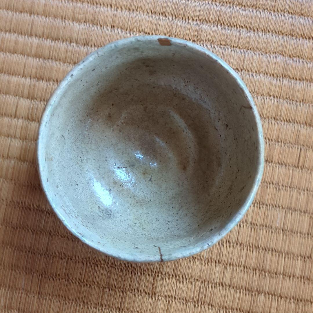 淡いベージュの陶器製茶碗と木箱 大正時代求 三葉葵 家紋