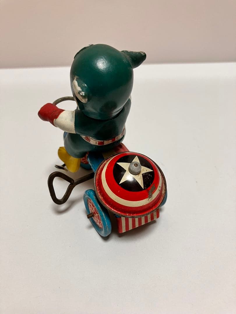 キャプテンアメリカ ゼンマイ式ベル付き三輪車