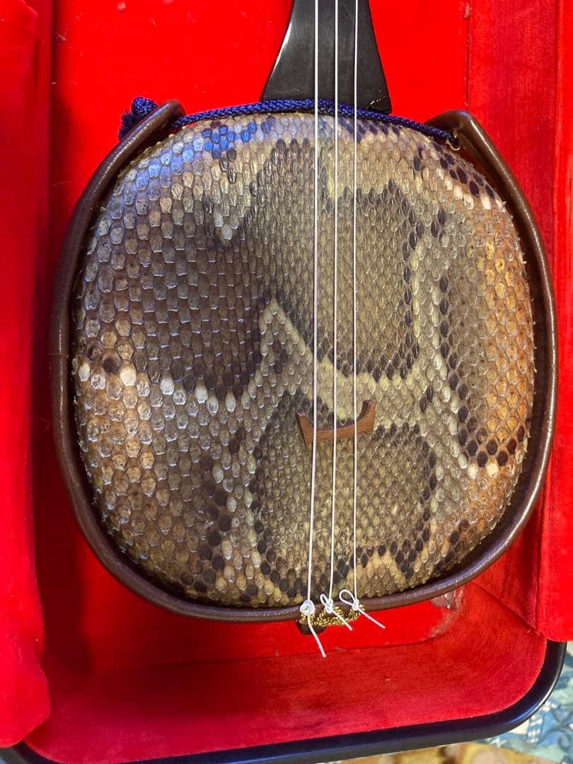 ジ*ニ様 三線本体 ヘビ皮製 専用ケース付き 古い 補修あり