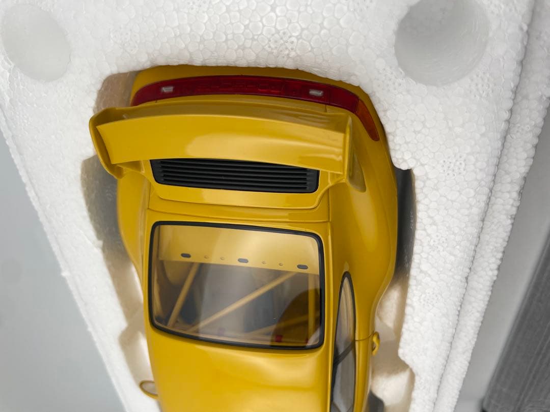ポルシェ911 （993）RSミニカー 1/18 イエロー
