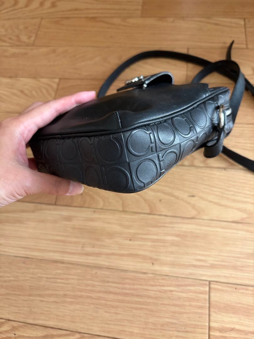 フェラガモ ショルダーバッグ ガンチーニ ブラック