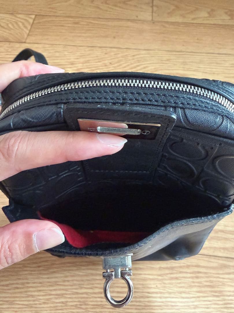 フェラガモ ショルダーバッグ ガンチーニ ブラック