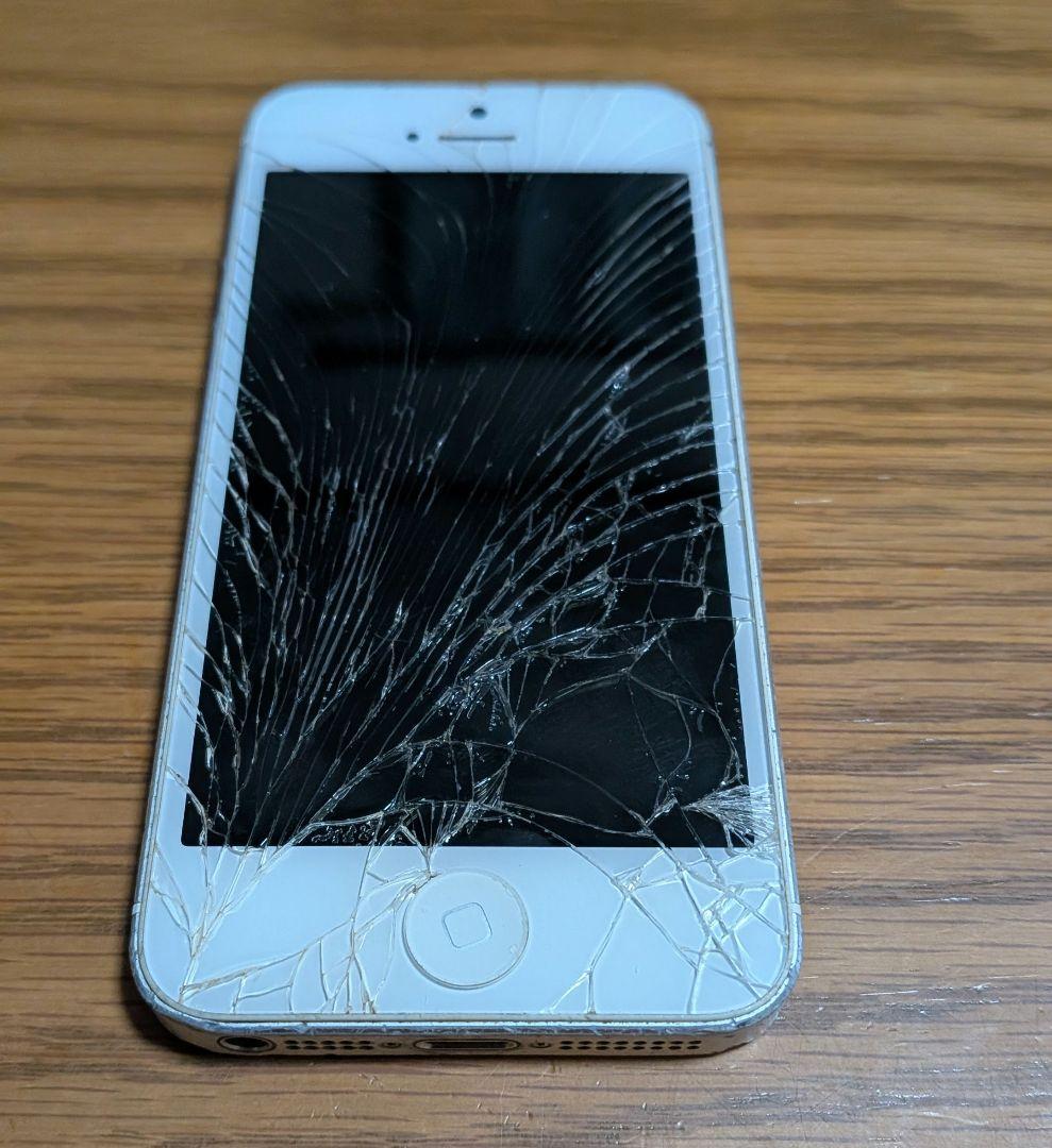 ジャンク】iPhone 5 シルバー au 初期化済 画面割れ 部品取り用 - メルカリ