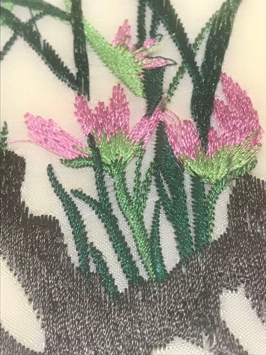 珍しい刺繍絵です。(顔料を使用して手描きではない)