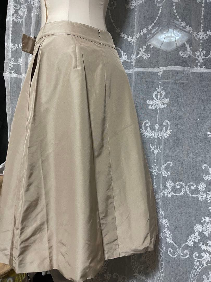 新品　　　フォクシー　　シルク形状　ふんわり　スカート