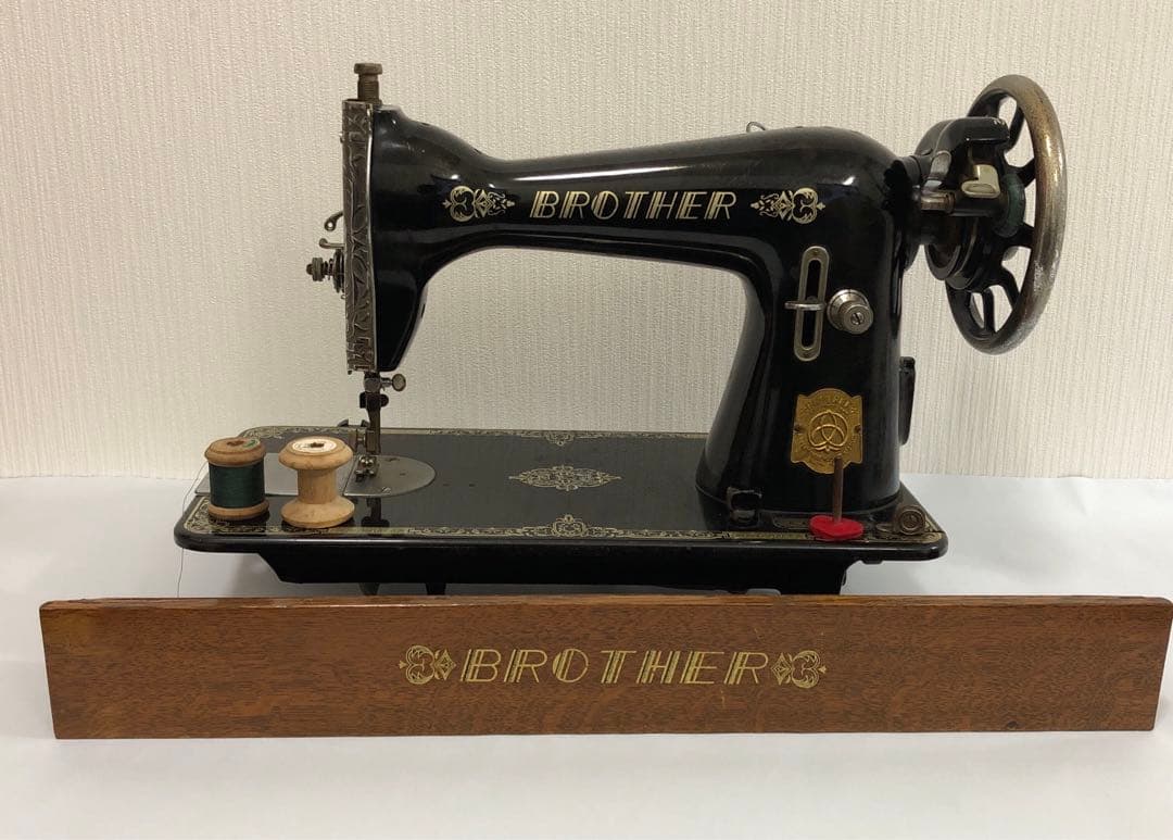 アンティーク ミシン本体 ブラザー 木箱及び木製糸巻き オブジェ