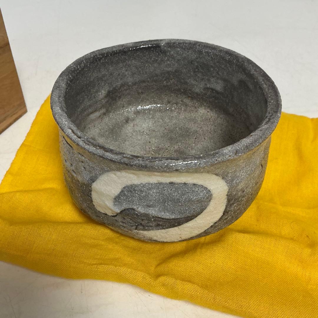 茶道具 刻印 落款 陶器製茶碗 グレーと白の模様 木箱付き - メルカリ
