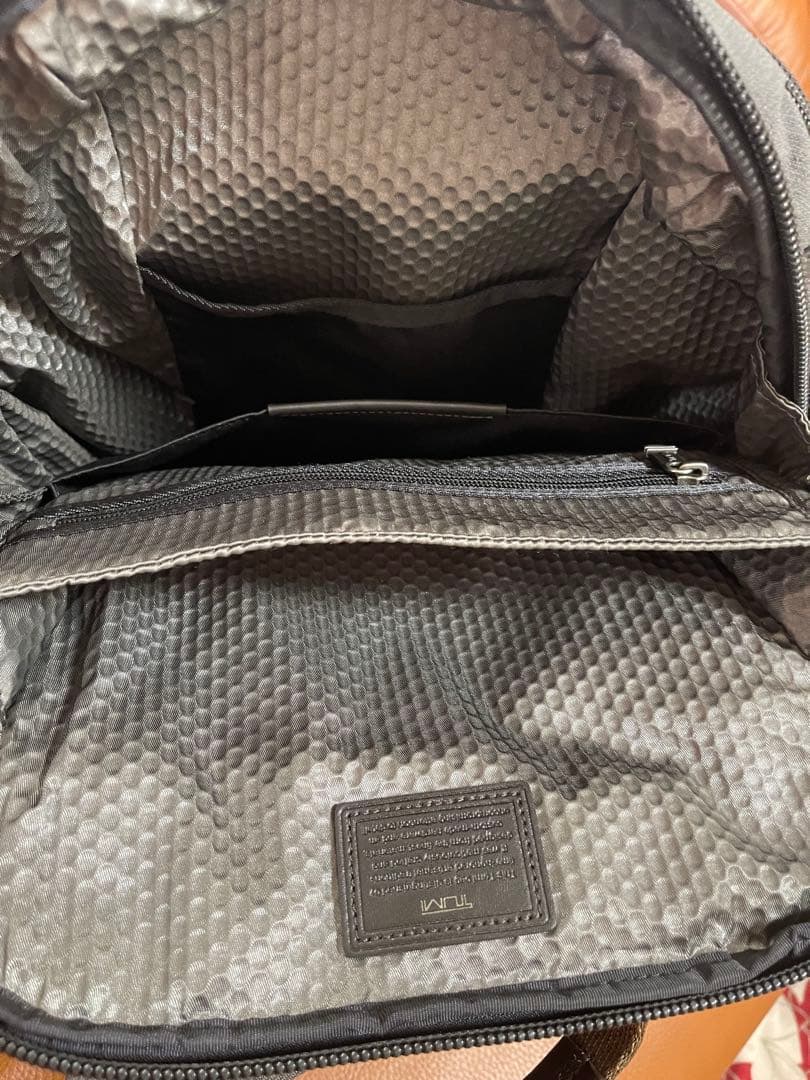 TUMI グレー ビジネスリュックバッグ 中型