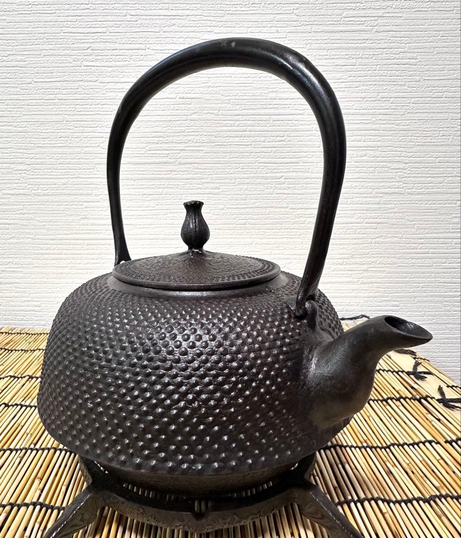 未使用、付属品付　岩手県奥州 佐秋鋳造所 佐藤守巨造 真作保証　南部鉄瓶