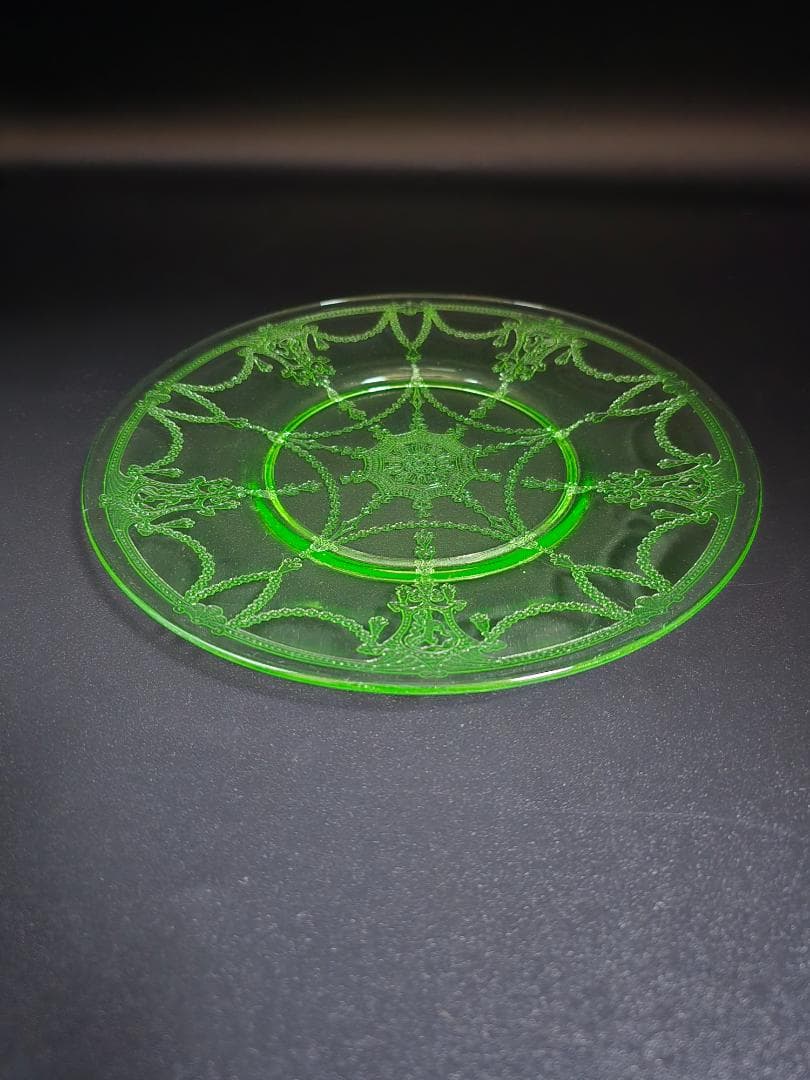 1930年代 アンカーホッキング カメオグリーン ウランガラス - メルカリ